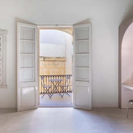 Historic - Super Location Near Valletta Ferry アパート